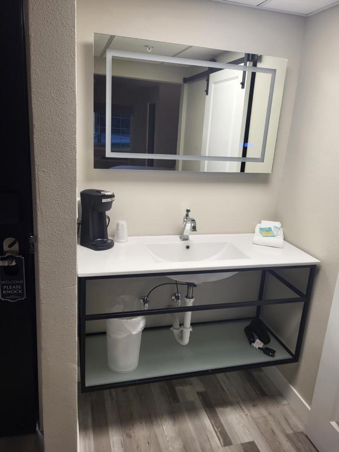 Red Fox Inn And Suites Waverly Extérieur photo